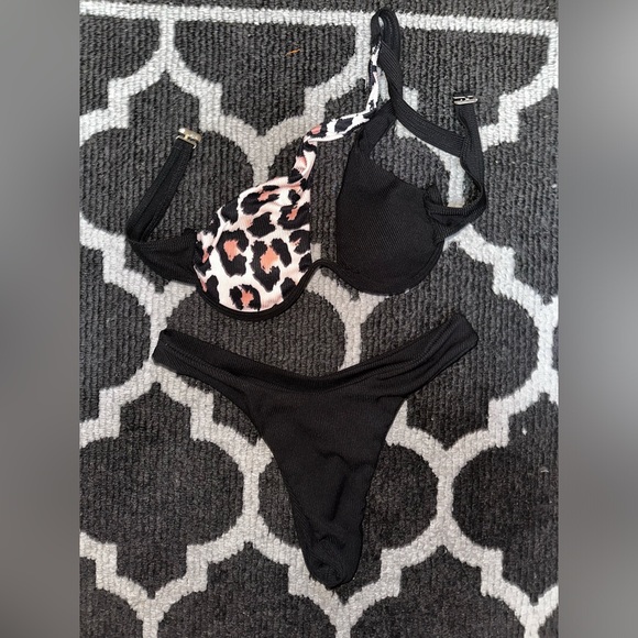 Cheetah print and black bikini set - Picture 7 of 9
